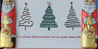 Tannenbäume und Nikoläuse
