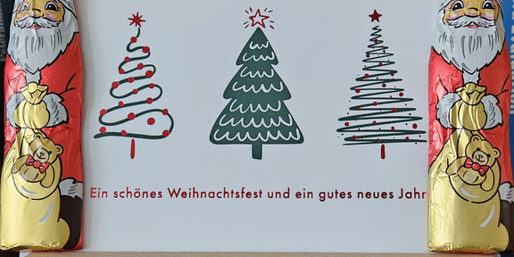 Tannenbäume und Nikoläuse