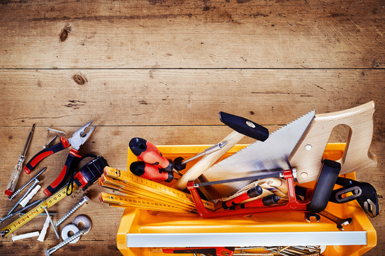 Werkzeugkasten auf einer Arbeitsplatte