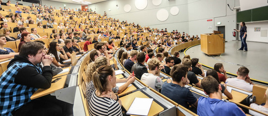 Studierende sitzen in einer Vorlesung im Hörsaal. 
