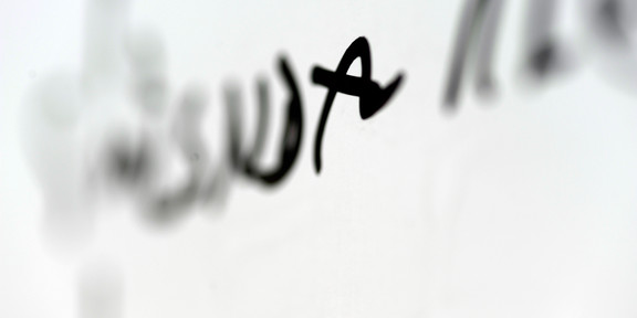 Verschwommene Schrift Schwarze Schrift auf weißem Hintergrund, die teilweise verschwommen ist.