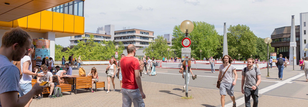 Mensa und Mensabrücke Mensa und Mensabrücke mit Studierenden